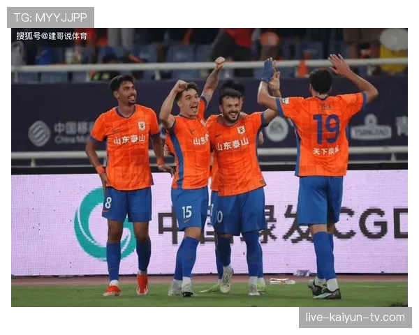 内忧外患！山东泰山争冠危机暴露，主帅战术分歧与阵容老化引发球迷热议