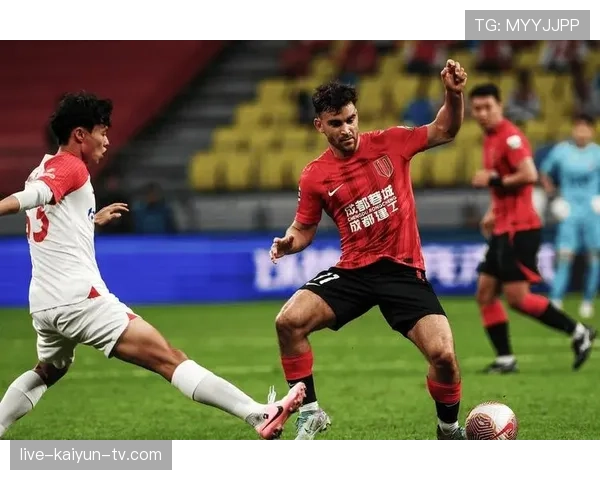 上海申花赛季中期战术危机暴露，豪门争冠之路再遇阵容与管理双重考验。