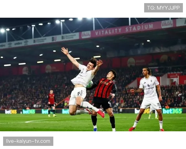 曼联防线失误频繁引发争议，对赛季关键战防守稳定性形成影响